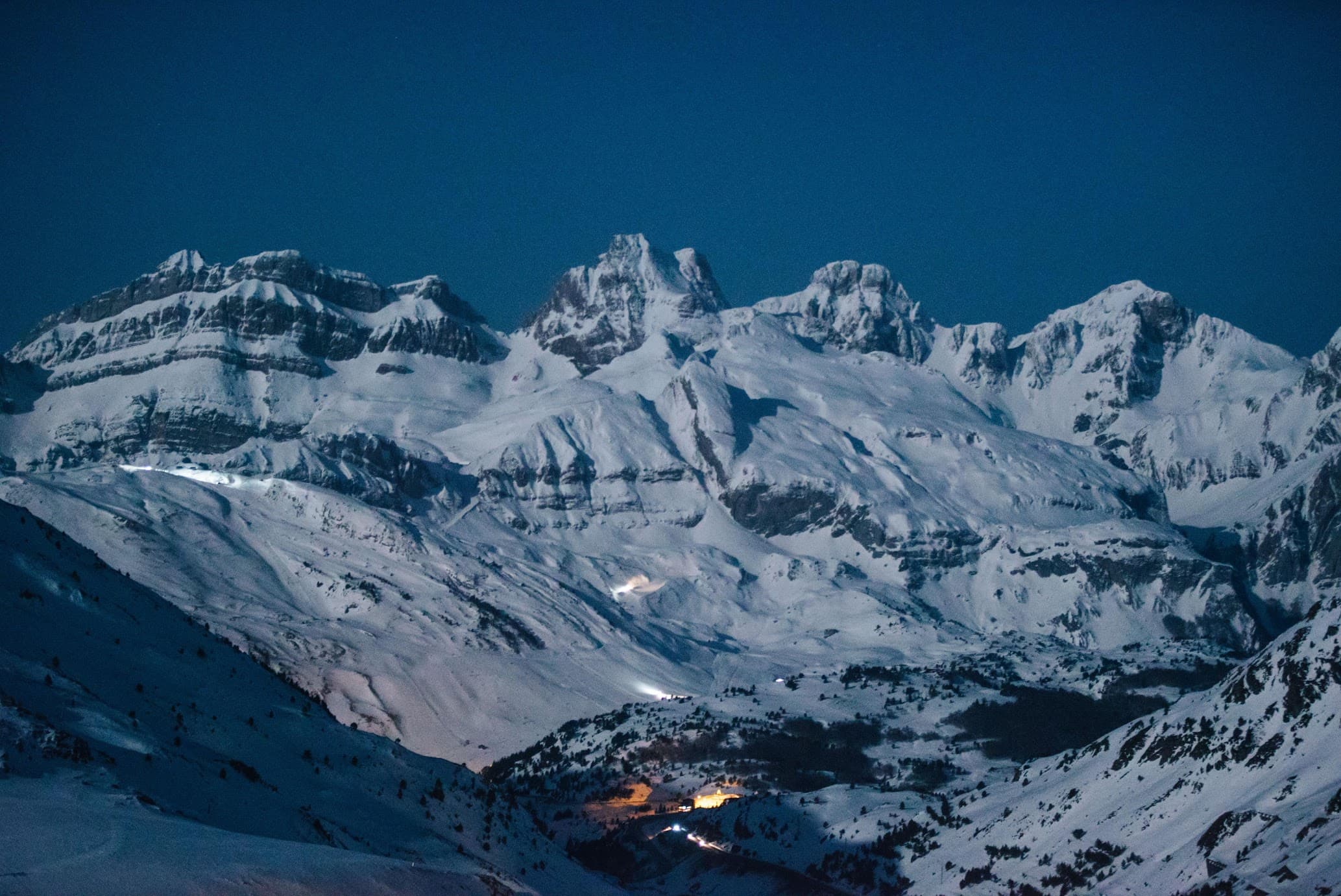 Candanchú de noche, valle y pistas iluminadas